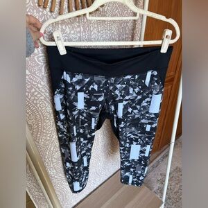 Under Armour Heat Gear Fitted Cropped Black White Geometric Patterned Leggings